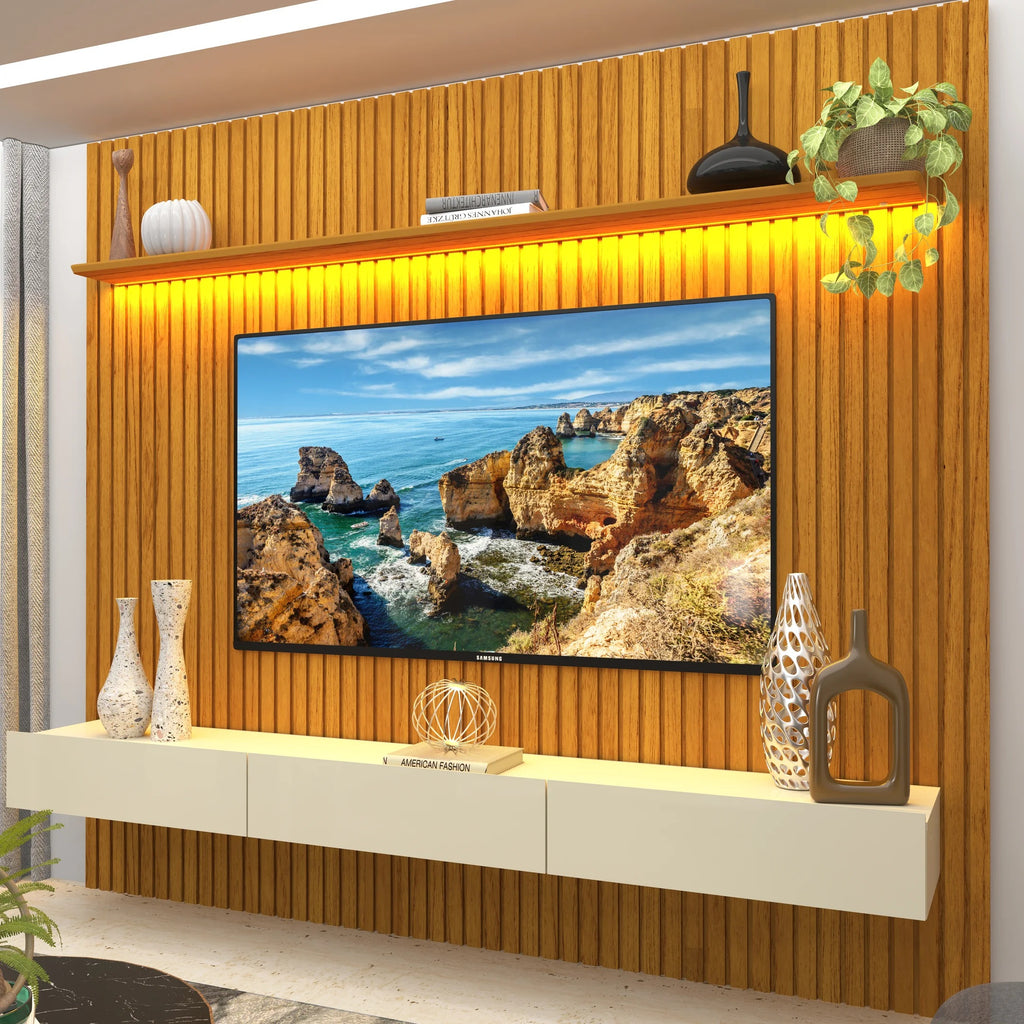 Painel ripado de madeira para TV com iluminação LED, prateleira superior e balcão inferior off white em sala decorada