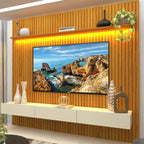 Painel ripado de madeira para TV com iluminação LED, prateleira superior e balcão inferior off white em sala decorada