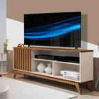 Rack em madeira e off white com porta ripada e nichos, ambientado em sala de estar com TV, objetos decorativos e estilo moderno