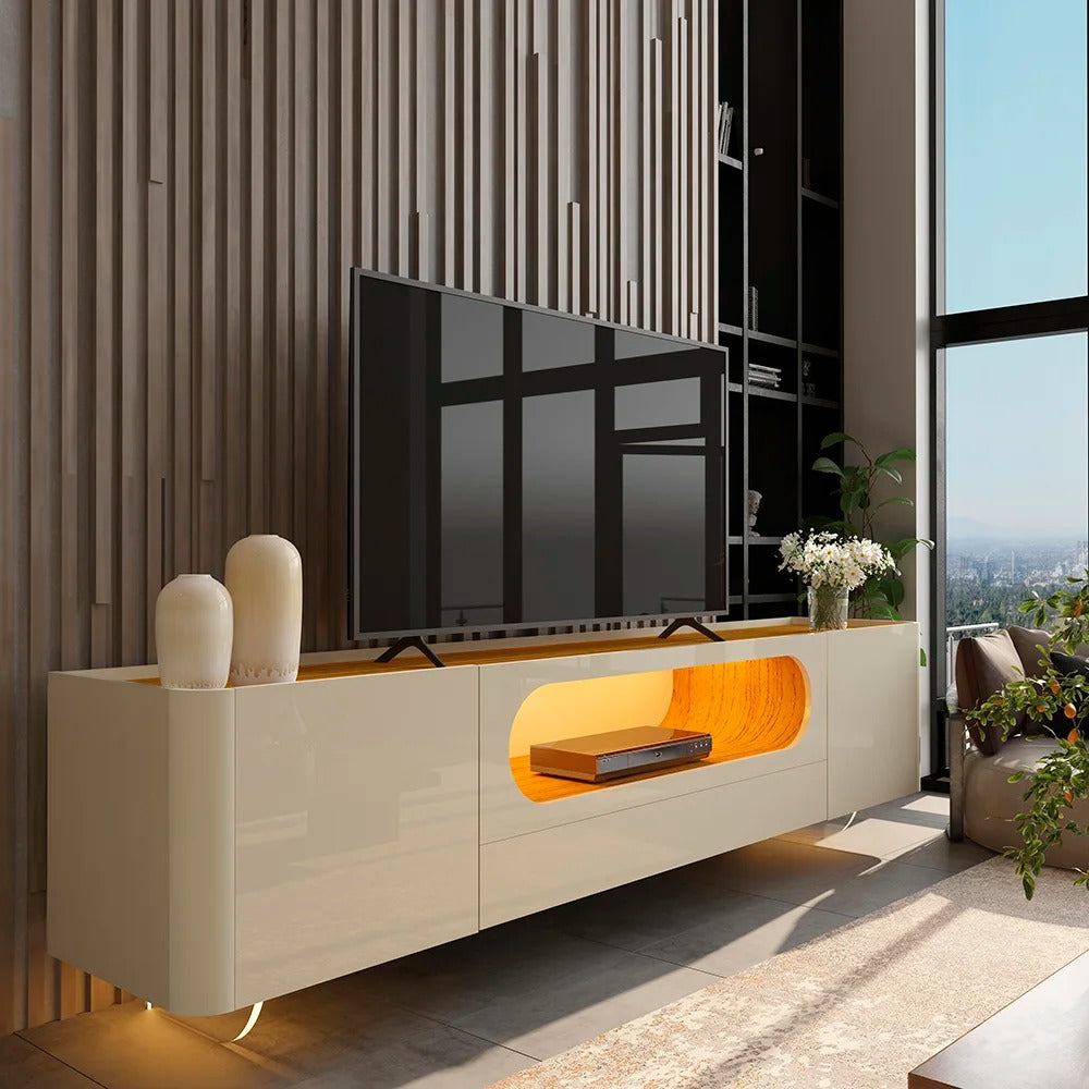 Rack moderno baixo em madeira e branco com iluminação LED, usado em sala de estar com TV e decoração