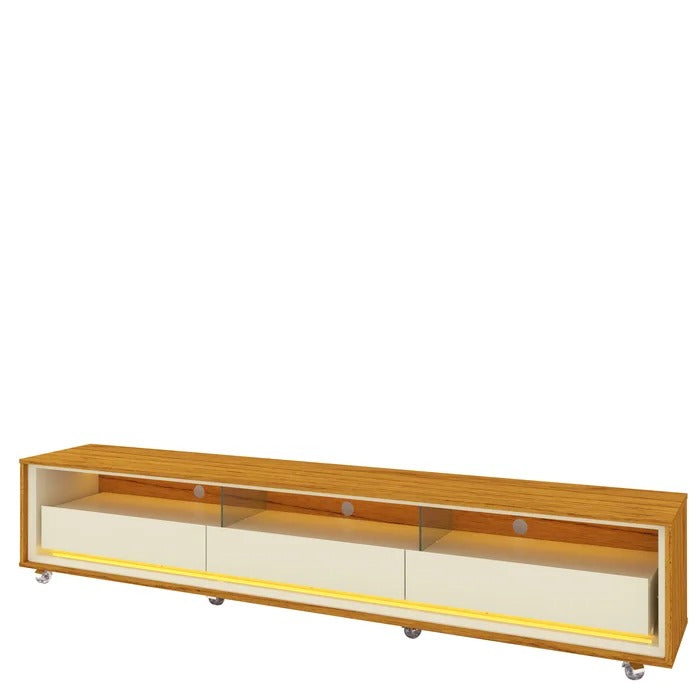 Rack moderno em madeira com portas de vidro, iluminação LED e rodízios, ideal para sala de estar com TV e decoração