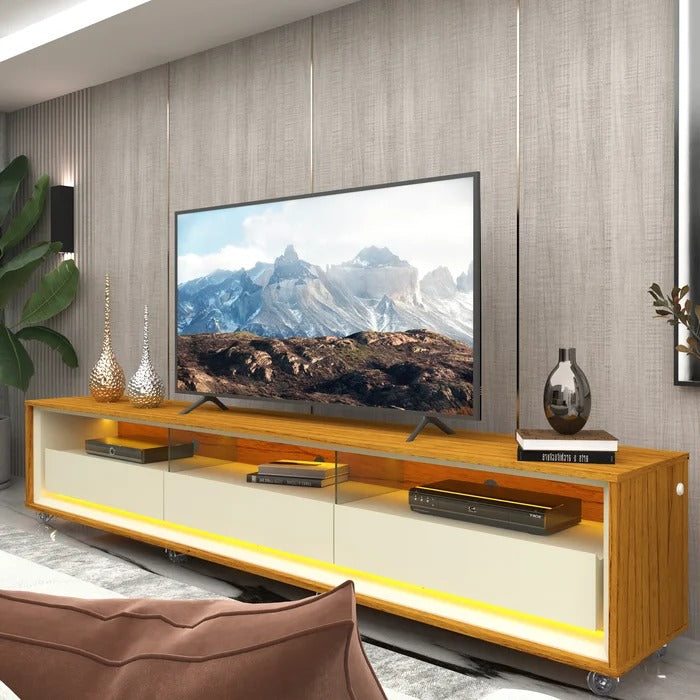 Rack moderno em madeira com portas de vidro e iluminação LED, decorando sala de estar com TV, livros e objetos de decoração