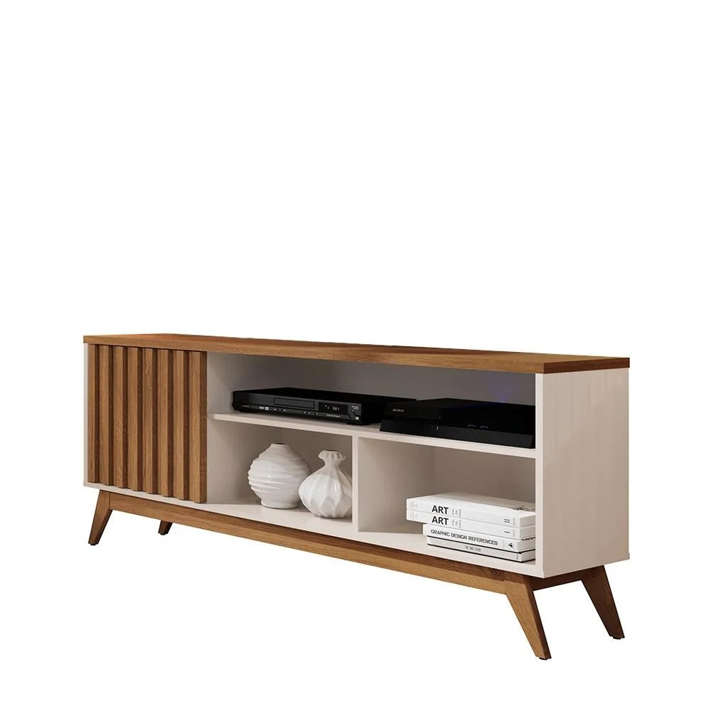 Rack moderno em madeira e off white com porta ripada, nichos abertos e pés altos, ideal para sala de estar com TV e decoração