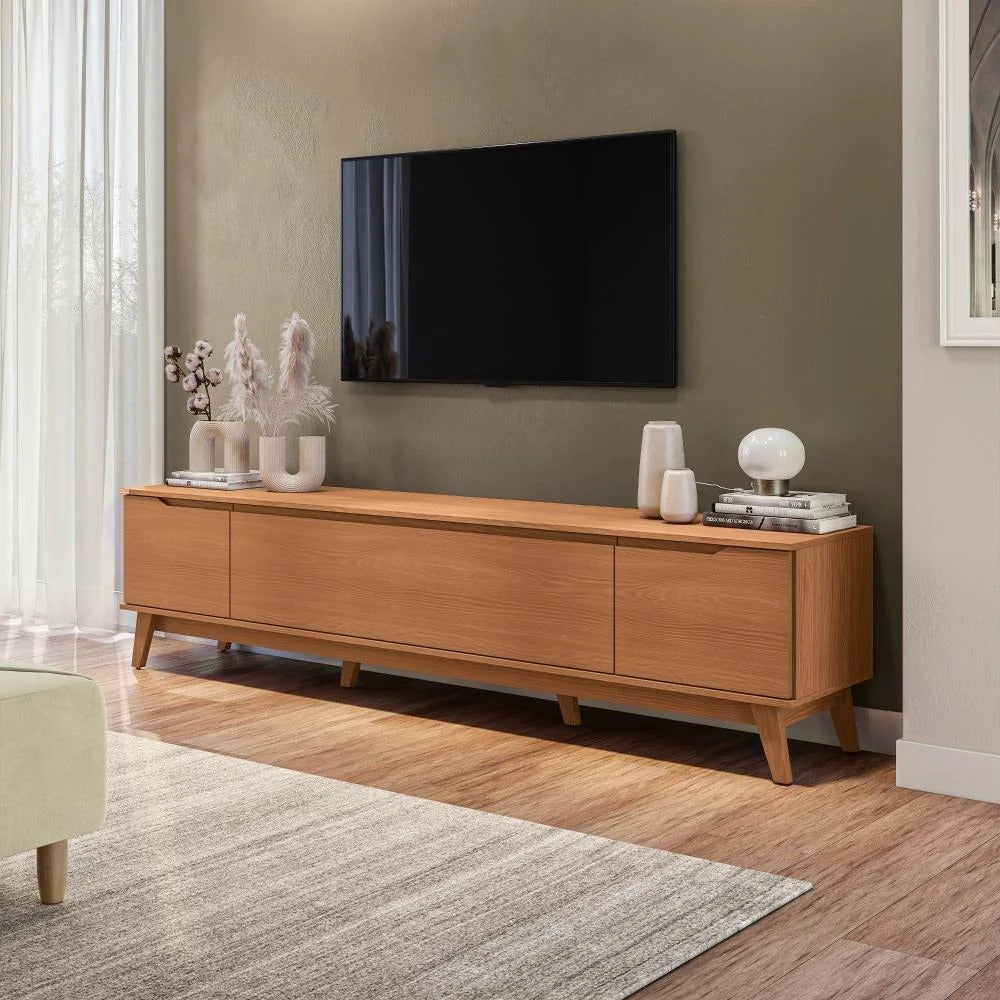 Rack para TV de madeira com design retrô e pés palito em sala de estar moderna decorada