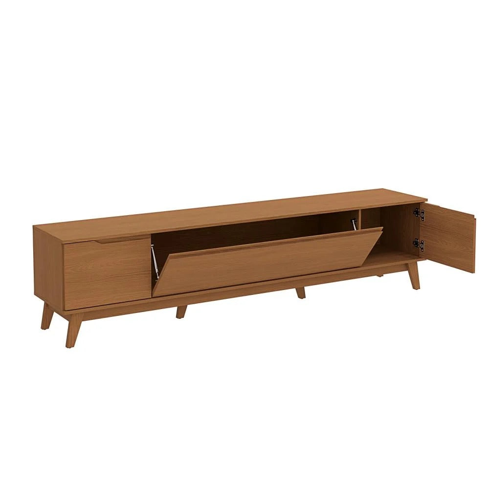 Rack para TV de madeira retrô com pés palito, portas abertas e compartimentos internos para organização
